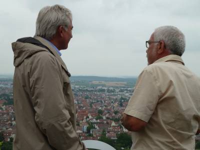 Thomas Strobl und Herbert Aldinger genießen die Aussicht auf Fellbach. - Thomas Strobl und Herbert Aldinger genießen die Aussicht auf Fellbach.