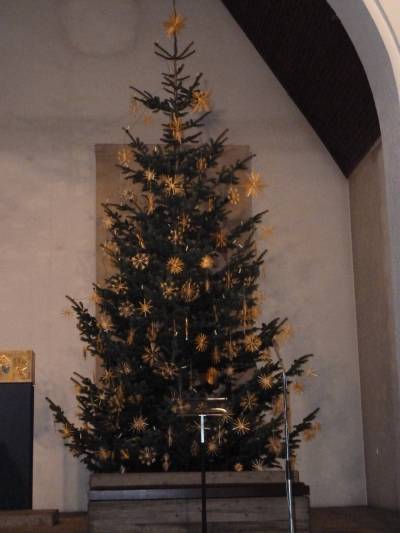 In der St.Johannes-Kirche zieht der große Weihnachtsbaum die Blicke auf sich.  - In der St.Johannes-Kirche zieht der große Weihnachtsbaum die Blicke auf sich. 