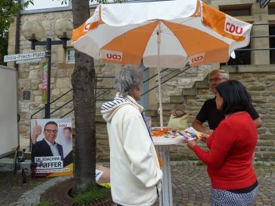 Wahlkampf auf dem Schmidener Wochenmarkt - Wahlkampf auf dem Schmidener Wochenmarkt