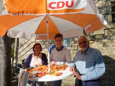 Auf dem Schmidener Wochenmarkt ist die CDU dreimal mit einem Infostand vertreten - Auf dem Schmidener Wochenmarkt ist die CDU dreimal mit einem Infostand vertreten