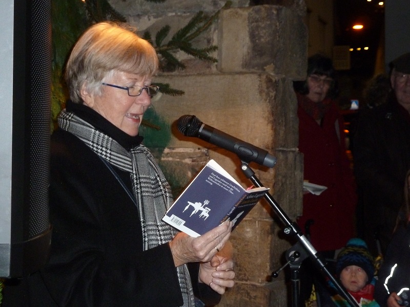 Ute Palm liest im Hof der Familie Hummel ein Geschichte von Selma Lagerlöf.